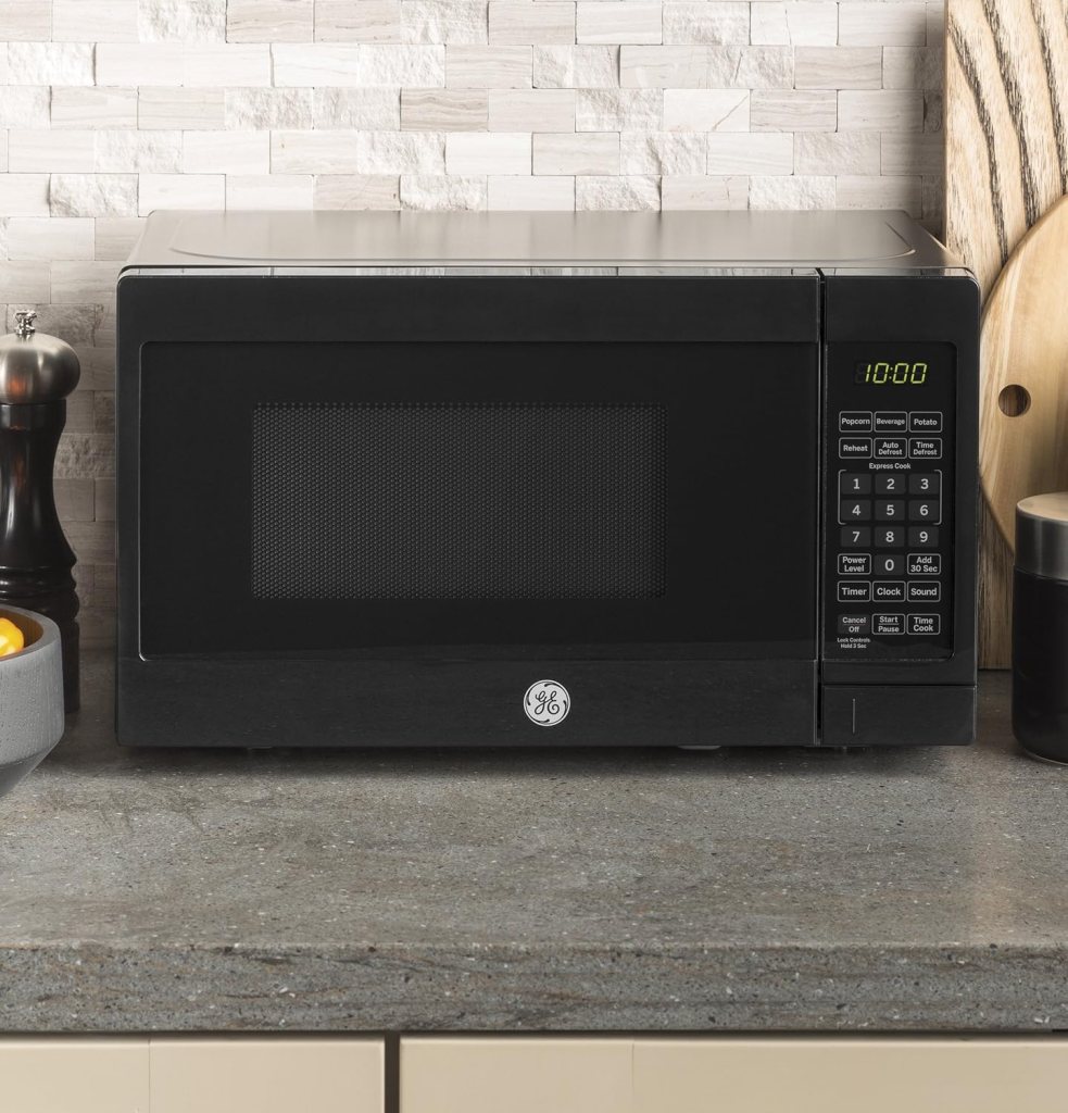 GE GCST07N1WSS Microwave Oven, 700-watt 6 Auto Cooking Settings, Kitchen Essentials for The Countertop, Dorm Room or Apartment, Child-Lock Technology 0.7 Cu. Ft, Stainless Steel