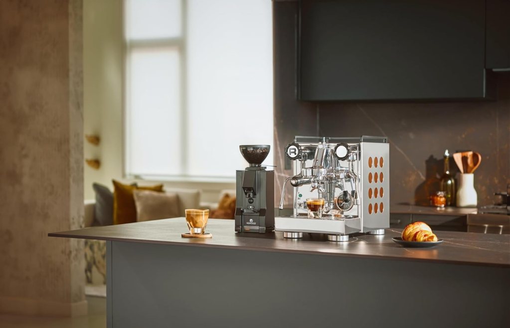 Rocket Espresso Appartamento Nera Espresso Machine | E61 | Heat Exchanger | (Black/Copper) Rocket Espresso Appartamento Nera Espresso Machine | E61 | Heat Exchanger | (Black/Copper)